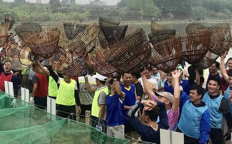 Lễ hội úp cá tại huyện Đoan Hùng có sự tham gia của hàng trăm người. Ảnh: Trường Giang