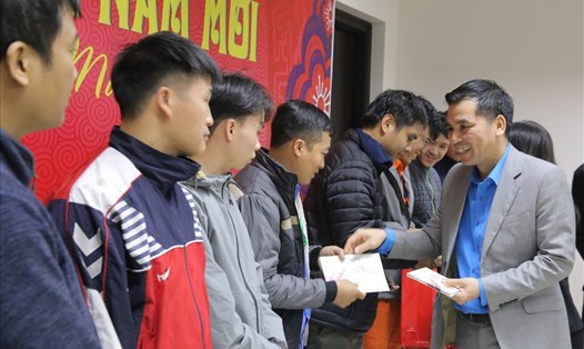 Phó Chủ tịch Liên đoàn Lao động  thành phố Hà Nội Lê Đình Hùng trao quà Tết cho đoàn viên, người lao động Hanoi Metro. Ảnh: Ngọc Ánh