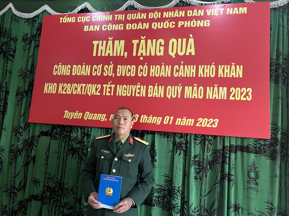 Thiếu tá quân nhân chuyên nghiệp Bùi Tuấn Chinh nhận hỗ trợ Tết từ tổ chức Công đoàn. Ảnh: Linh Nguyên