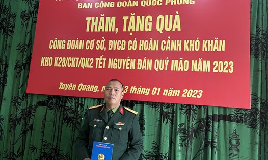 Thiếu tá quân nhân chuyên nghiệp Bùi Tuấn Chinh nhận hỗ trợ Tết từ tổ chức Công đoàn. Ảnh: Linh Nguyên