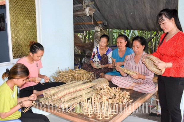 Hội viên phụ nữ xã Song Phụng, huyện Long Phú (Sóc Trăng) có thêm thu nhập từ nghề đan đát. Ảnh: baosoctrang.org.vn