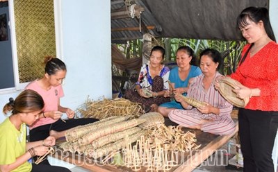 Hội viên phụ nữ xã Song Phụng, huyện Long Phú (Sóc Trăng) có thêm thu nhập từ nghề đan đát. Ảnh: baosoctrang.org.vn