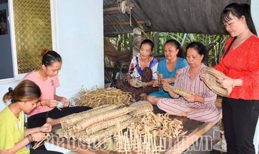 Hội viên phụ nữ xã Song Phụng, huyện Long Phú (Sóc Trăng) có thêm thu nhập từ nghề đan đát. Ảnh: baosoctrang.org.vn