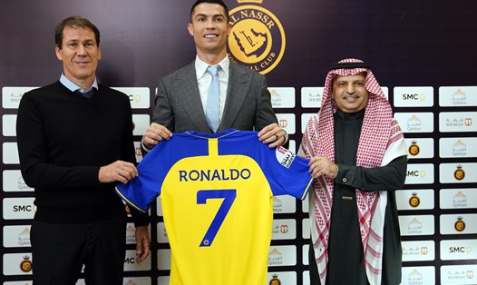 Ronaldo nhận áo số 7 tại Al Nassr. Ảnh: Al Nassr