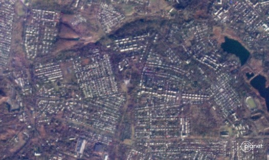 Ảnh vệ tinh ngày 2.1 chụp thành phố Makeyevka sau trận pháo kích, cho thấy nhà cửa bị phá hủy ở giữa. Ảnh: Planet Labs