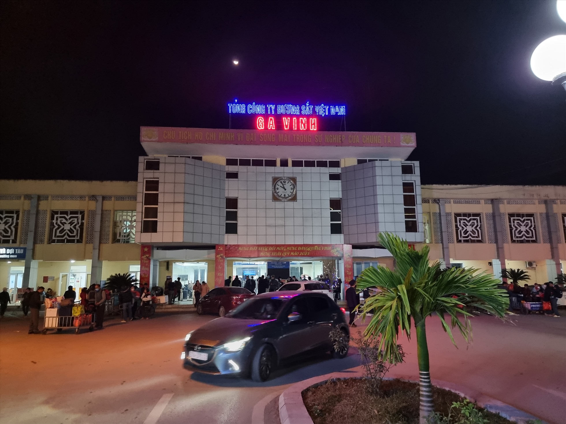 Hành khách tấp nập tại Ga Vinh vào đêm 29.1 (mùng 8 Tết Nguyên đán). Ảnh: Quang Đại