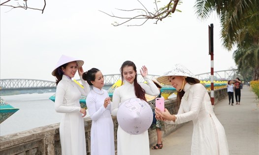 Du khách mặc áo dài dạo phố. Ảnh: P. Đạt.