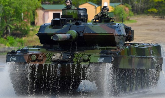 Đức cam kết gửi cung cấp 14 xe tăng Leopard 2 cho Ukraina. Ảnh: AFP