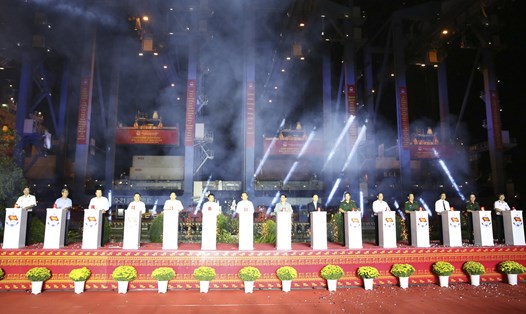 Thủ tướng Phạm Minh Chính và các đại biểu thực hiện nghi thức phát lệnh làm hàng đầu xuân Quý Mão. Ảnh: C.Hoan