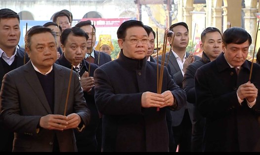 Chủ tịch Quốc hội Vương Đình Huệ và các đại biểu dâng hương tại Hoàng thành Thăng Long. Ảnh: Dương Dung