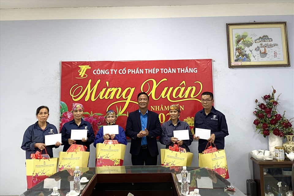 Ông Dương Văn Thái - Chủ tịch Công đoàn các khu công nghiệp tỉnh Thái Nguyên tặng quà Tết tới đoàn viên có hoàn cảnh khó khăn. Ảnh: Công đoàn KCN tỉnh Thái Nguyên
