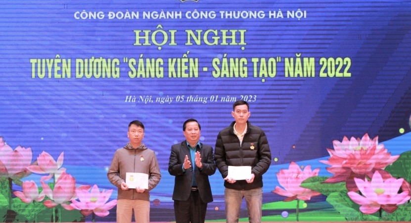 Trao Bằng Lao động sáng tạo cho 2 cá nhân xuất sắc thuộc Công đoàn ngành Công Thương Hà Nội. Ảnh minh hoạ: Hải Yến