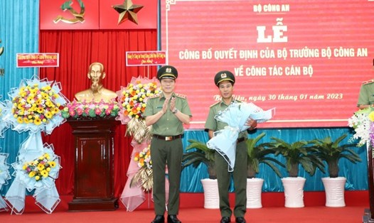 Thứ trưởng Bộ Công an Lương Tam Quang tặng hoa chúc mừng đại tá Lê Việt Thắng. Ảnh: Quyết Thắng