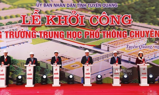 Chủ tịch Quốc hội Vương Đình Huệ và các đại biểu tiến hành nghi thức khởi công dự án Trường THPT chuyên Tuyên Quang.