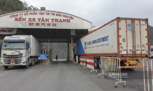 Xe hàng nông sản thông quan qua cửa khẩu Tân Thanh những ngày đầu năm 2023. Ảnh: Trần Tuấn