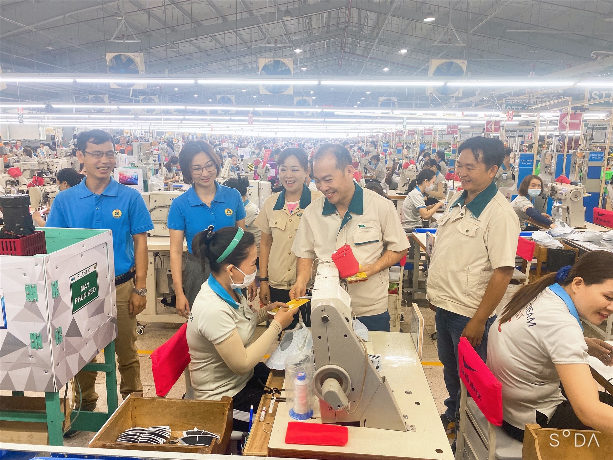 Chủ tịch Công đoàn Công ty CP TKG Taekwang Vina, KCN Biên Hoà 2, TP Biên Hoà, Đồng Nai - cùng Ban chấp hành công đoàn lì xì trong ngày làm việc đầu năm cho NLĐ. Ảnh: Hà Anh Chiến