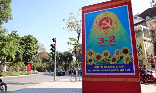 Phố phường Hà Nội trang hoàng nhân kỷ niệm 93 năm Ngày thành lập Đảng Cộng sản Việt Nam. Ảnh: Huy Khánh