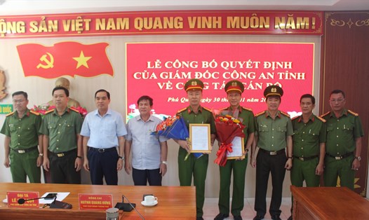 Thượng tá Mai Phương Nam (giữa) sẽ giữ chức vụ Trưởng Công an TP Phú Quốc từ 1.2.2023. Ảnh: Anh Dũng