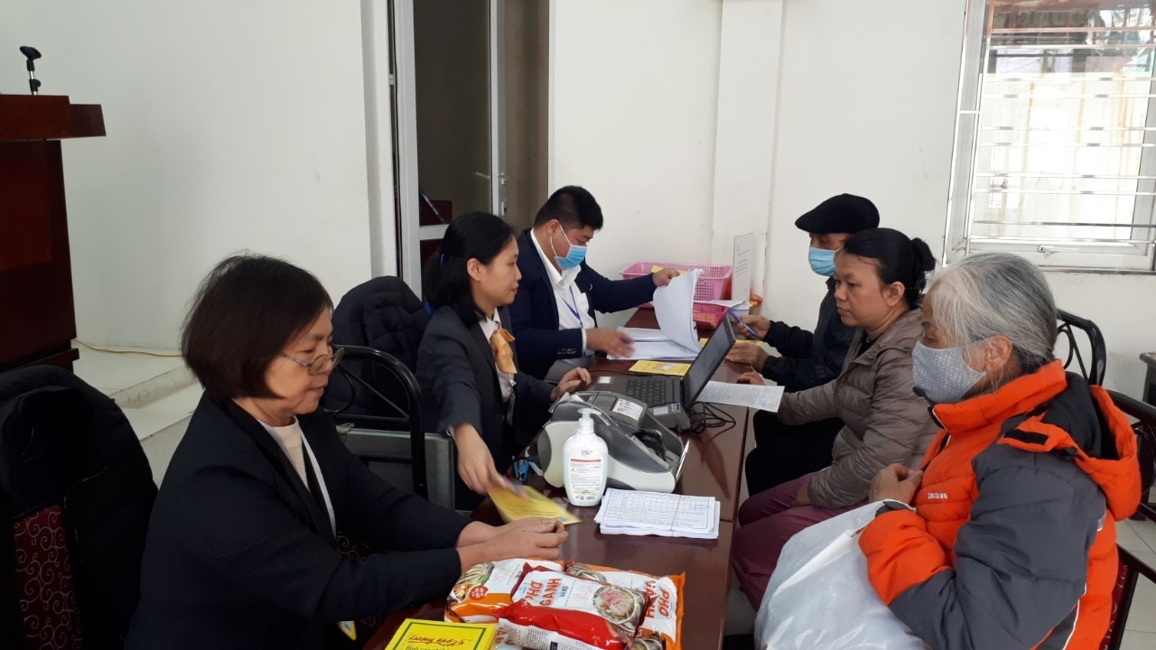 Người dân nhận gộp 2 tháng lương hưu tại Hà Nội. Ảnh: Anh Thư.