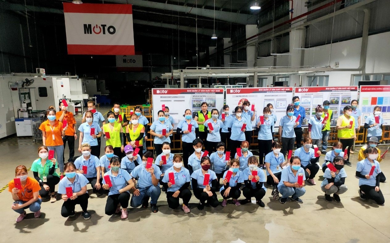 Người lao động trở lại nhà máy được doanh nghiệp lì xì đầu năm. Ảnh: Bạn đọc cung cấp