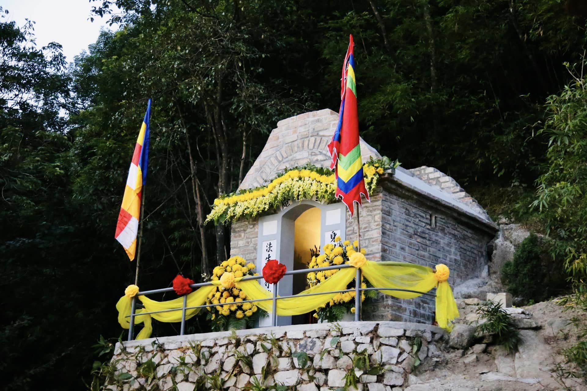 Am Ngọa Vân được xây bằng gạch, có một cửa ra vào, trên đề 3 chữ Hán “Ngọa Vân Am”.  Ảnh: Thanh Tùng