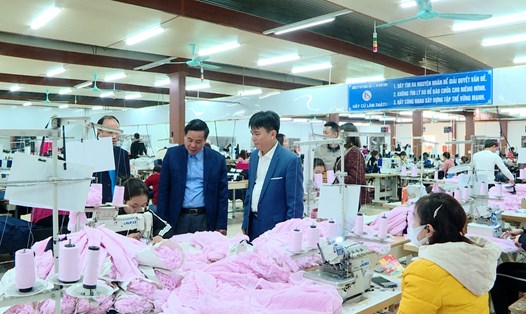 Đại diện lãnh đạo LĐLĐ tỉnh Ninh Bình nắm bắt tình hình sản xuất tại một số đơn vị, doanh nghiệp trên địa bàn tỉnh Ninh Bình. Ảnh: Diệu Anh