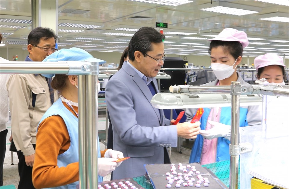 Lãnh đạo LĐLĐ TP.Hà Nội động viên, tặng lì xì cho công nhân trong ngày quay trở lại làm việc sau kỳ nghỉ Tết Nguyên đán. Ảnh: Công đoàn Hà Nội