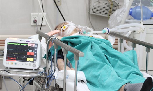 Một bệnh nhân được cấp cứu tại Bệnh viện Bạch Mai. Ảnh: Thùy Linh
