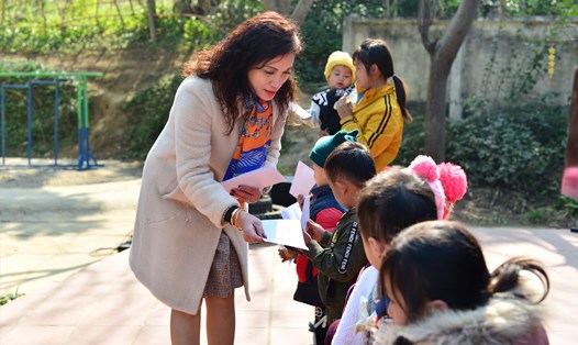 Bà Nguyễn Thị Minh Lan - Phó Chủ tịch HĐQT VMPCo - tặng quà cho học sinh khó khăn tại Thị trấn Pác Miầu. Ảnh: Bình Minh