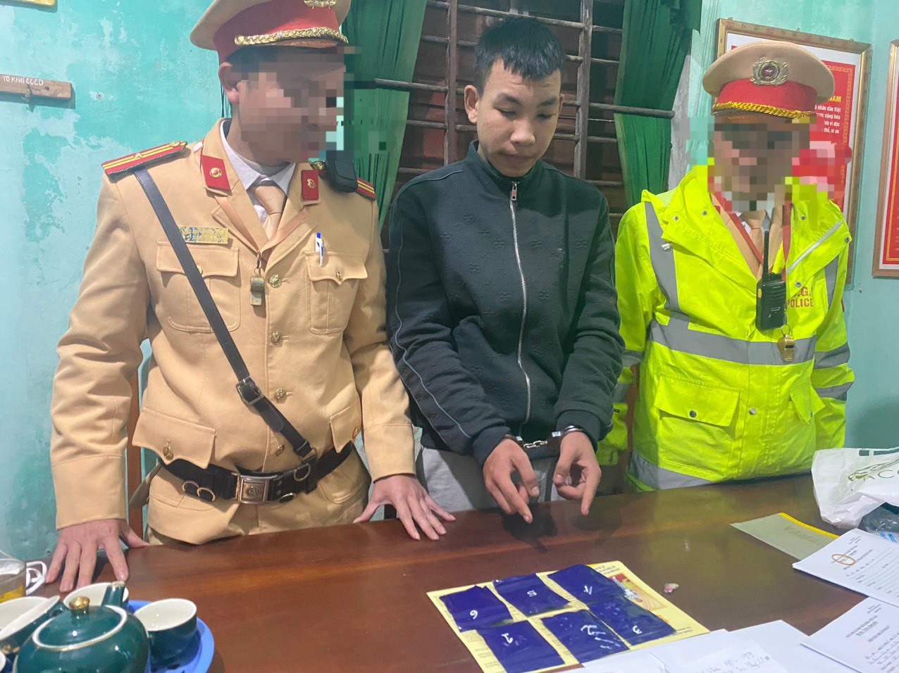 Bắt giữ thanh niên vận chuyển gần 1.200 viên hồng phiến