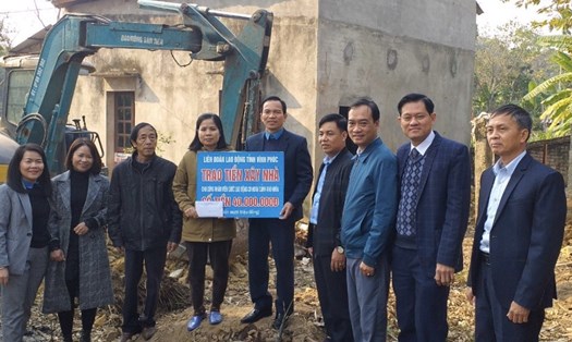 Lãnh đạo Liên đoàn Lao động tỉnh Vĩnh Phúc trao tiền hỗ trợ xây nhà tới gia đình chị Huyền. Ảnh: Huyền Trang
