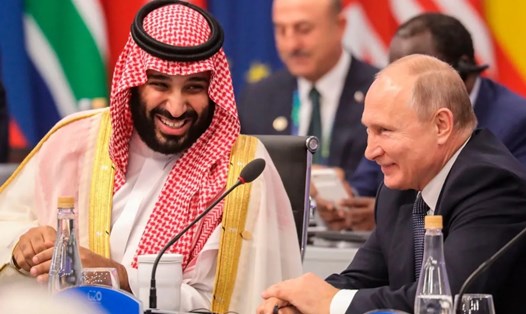 Tổng thống Nga Vladimir Putin (phải) và Thái tử Saudi Arabia Mohammed bin Salman tại cuộc họp ở Buenos Aires, Argentina ngày 30.11.2018. Ảnh: AFP