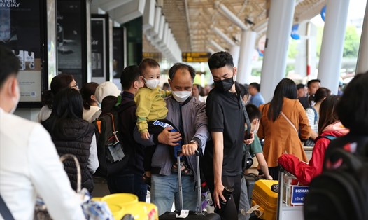 Quá tải trong ngày mùng 8 Tết ở sân bay Tân Sơn Nhất Ảnh: Anh Tú