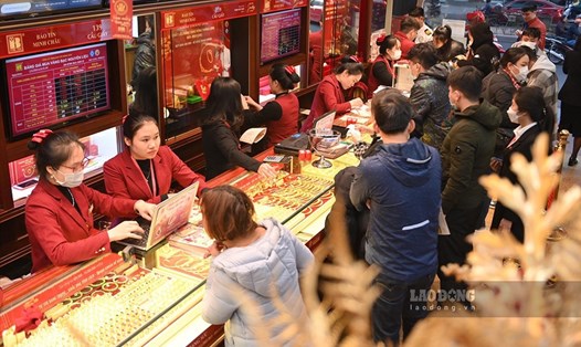 Khung cảnh giao dịch vàng tại cửa hàng trên phố Trần Nhân Tông, Hà Nội, sáng 31.1. Ảnh: Hải Anh