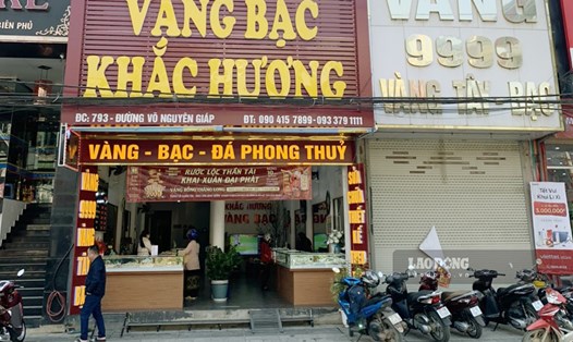 Người dân tại Điện Biên không quan tâm đến ngày vía thần tài, nhiều cửa hàng đóng cửa, giá vàng giảm. Ảnh: Thanh Bình