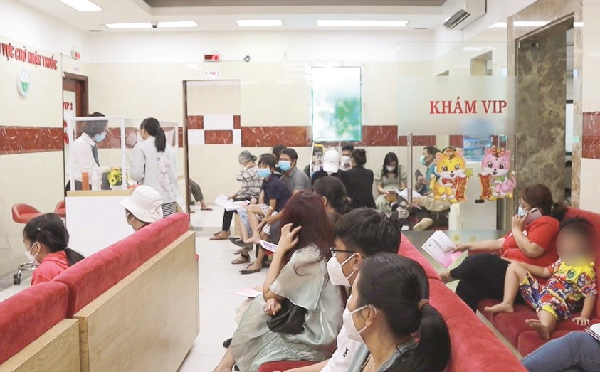 Sau kỳ nghỉ Tết Nguyên đán 2023, đông người đến Bệnh viện Da liễu TPHCM thăm khám các bệnh về da, đặc biệt là mụn trứng cá. Ảnh: Thanh Thanh