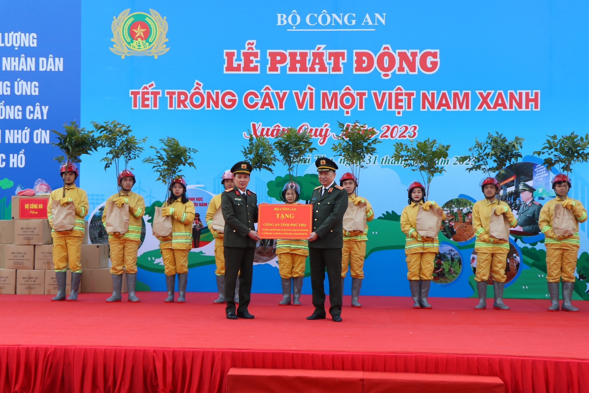 Tại lễ phát động Tết trồng cây, Bộ trưởng Bộ Công an Tô Lâm đã trao cây giống, trang phục bảo hộ phòng cháy, chữa cháy, dụng cụ thu gom và phân loại rác thải, cơ số thuốc, vật tư y tế cho Công an tỉnh Phú Thọ. Ảnh: Trung Kiên.