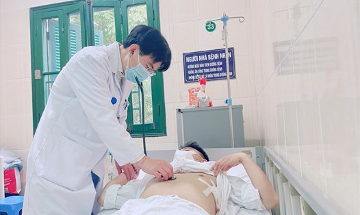 Bác sĩ Phùng Duy Hồng Sơn khám cho bệnh nhân. Ảnh: BVCC