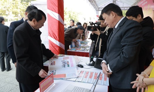 Hàng trăm ấn phẩm báo chí tại Hội báo Xuân tỉnh Cao Bằng năm 2023. Ảnh: Nguyệt Anh.