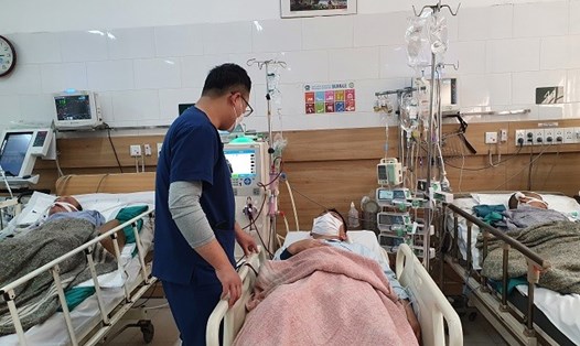 Một bệnh nhân bị ngộ độc rượu được cấp cứu tại Bệnh viện Bạch Mai. Ảnh: Mai Thanh