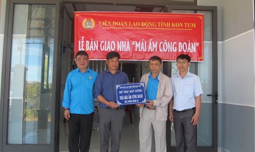 Ông Nguyễn Văn Nguyên - Phó Chủ tịch LĐLĐ tỉnh nghiệm thu và trao tiền hỗ trợ xây dựng nhà ở "Mái ấm công đoàn" cho đoàn viên. Ảnh Ngô Anh