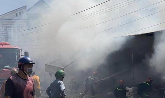 Hiện trường vụ cháy phía sau chợ Long Khánh. Ảnh: V.Nguyễn