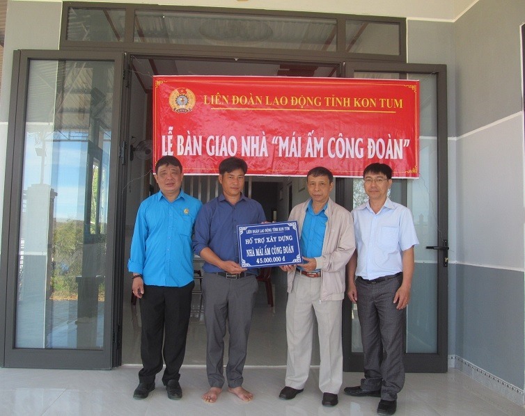 Ông Nguyễn Văn Nguyên - Phó Chủ tịch LĐLĐ tỉnh nghiệm thu và trao tiền hỗ trợ xây dựng nhà ở "Mái ấm công đoàn" cho đoàn viên. Ảnh Ngô Anh