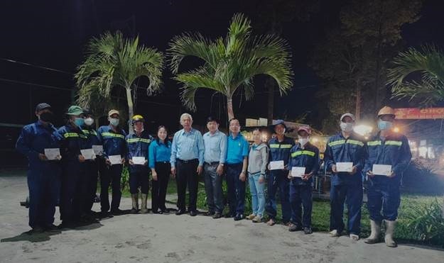 Chủ tịch LĐLĐ tỉnh An Giang Nguyễn Thiện Phú cùng lãnh đạo LĐLĐ huyện Châu Phú chúc Tết, lì xì CNLĐ Xí nghiệp Môi trường Đô thị huyện Châu Phú làm việc trong đêm Giao thừa Tết Quý Mão 2023. Ảnh: Cẩm Tú