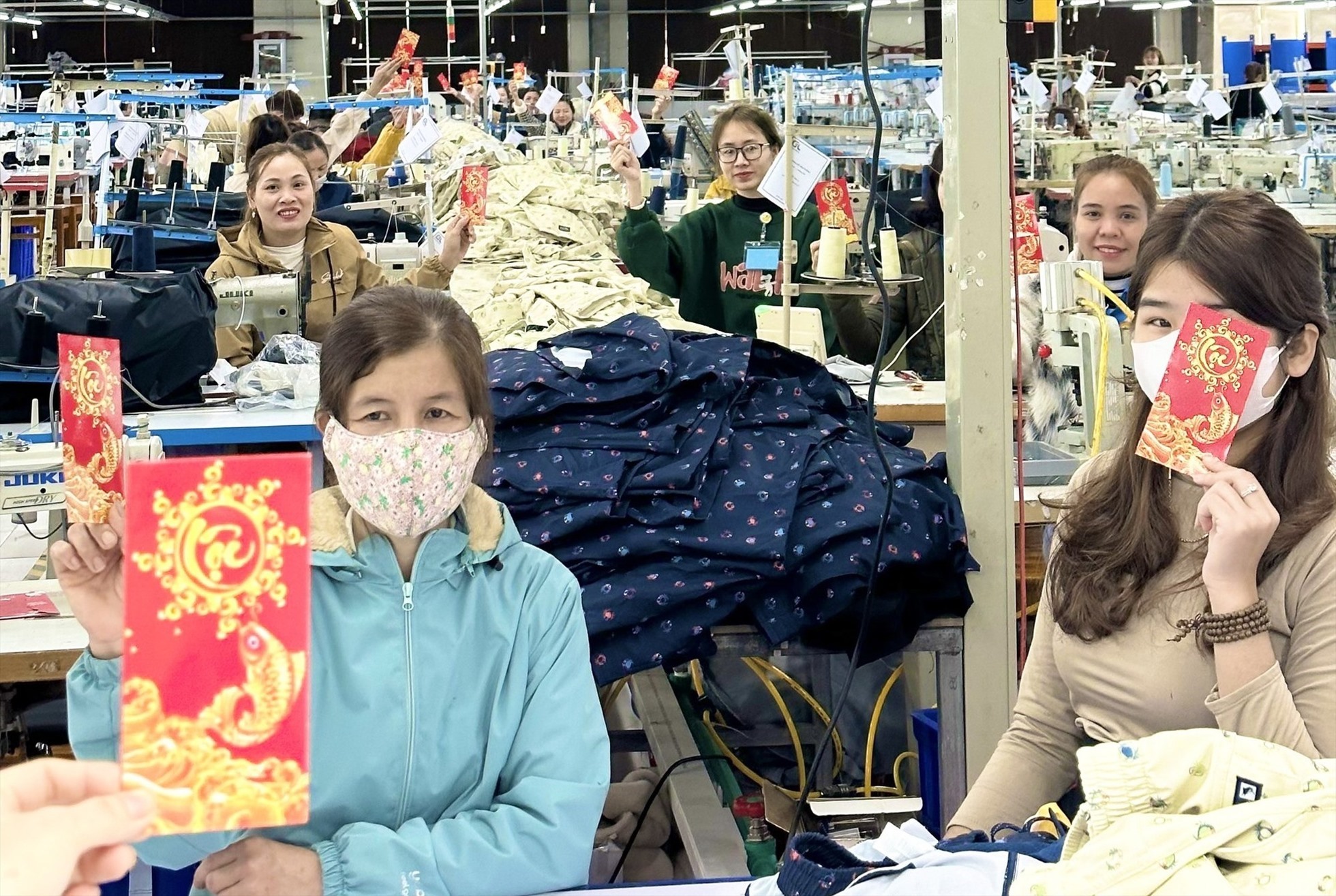 Công nhân ở Công ty Cổ phần May và Thương Mại Gio Linh được mừng tuổi ngày làm việc đầu tiên sau dịp nghỉ Tết. Ảnh: TMGL