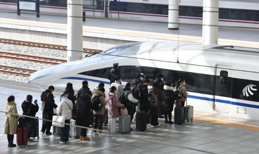 Hành khách xếp hàng xuống tàu tại ga Tây Phụ Dương, tỉnh An Huy, Trung Quốc, ngày 27.1.2023. Ảnh: Tân Hoa Xã