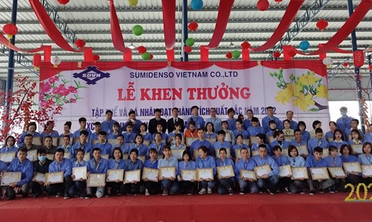Công ty TNHH SUMIDENSO Việt Nam khen thưởng người lao động có thành tích xuất sắc, đóng góp nhiều sáng kiến. Ảnh: Diệu Thuý