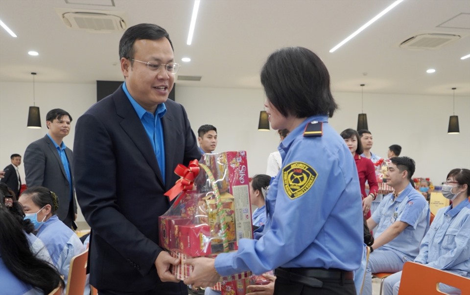 Ông Phạm Quang Thanh - Chủ tịch LĐLĐ TP.Hà Nội tặng quà công nhân nhân dịp Tết Nguyên đán Quý Mão 2023. Ảnh: CĐ Hà Nội