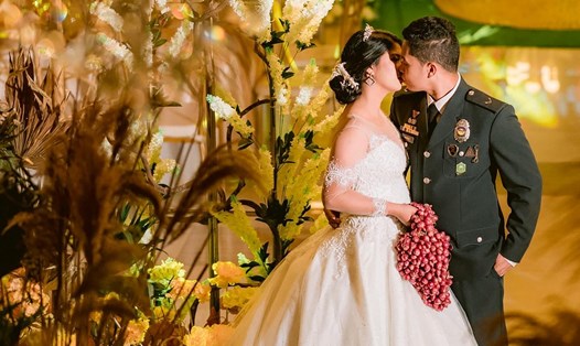 Cô dâu Philippines dùng chùm hành làm hoa cưới. Ảnh: AFP