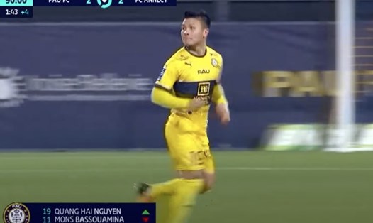 Quang Hai vào sân ở phút giờ trong trận hoà của Pau FC trước  Annecy. Ảnh cắt từ video